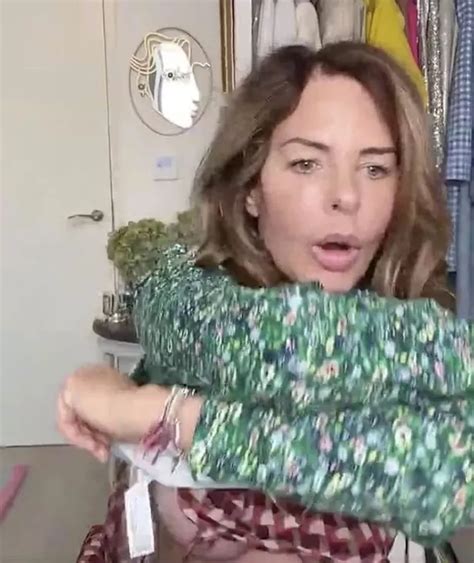 Trinny Woodall accidentally flashes her BARE BREAST in。